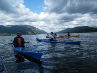  Embárcale en el mar y explora la costa en kayak 